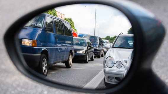 Stau auf der Autobahn - in einem Rückspiegel sind stehende Autos zu sehen. © picture alliance / dpa | Daniel Bockwoldt Foto: Daniel Bockwoldt