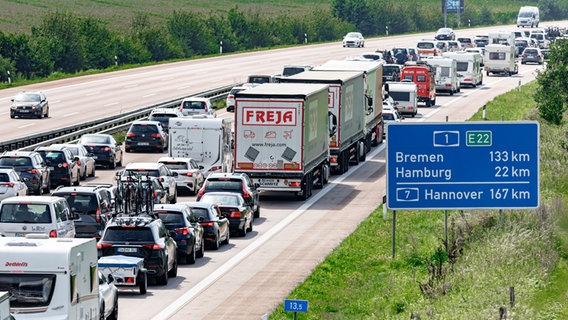 Auf einer Autobahn staut sich der Verkehr. © picture alliance/dpa Foto: Markus Scholz