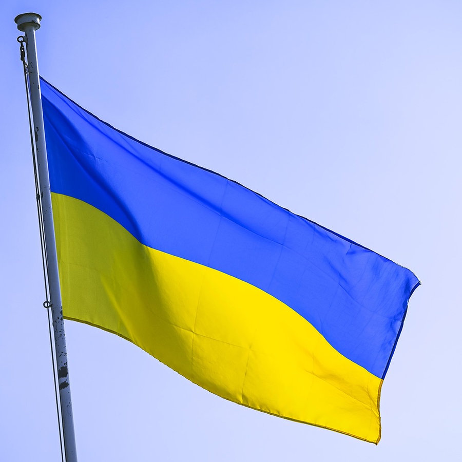 Wehende Ukraine-Flagge als Zeichen der Solidarität (Themenbild) © picture alliance/CHROMORANGE Foto: Christian Ohde