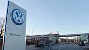 Emden: A sign indicates the Volkswagen factory at the main entrance. © dpa-Bildfunk Photo: Carmen Jaspersen