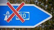 The exit sign of the A 20 motorway is barred. © imago Photo: Bildwerk