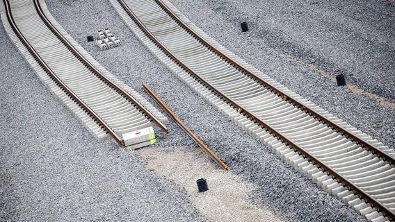 Im Bau befindliche Eisenbahnstrecken mit zwei Gleisen. © picture alliance / dpa Foto: Matthias Balk