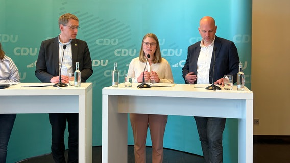 Drei Politiker stehen an einem Rednerpult. © NDR Foto: Friederike Hoppe