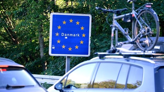 Autos fahren über den Grenzübergang Krusau in Richtung Dänemark. © NDR Foto: Carsten Rehder/dpa