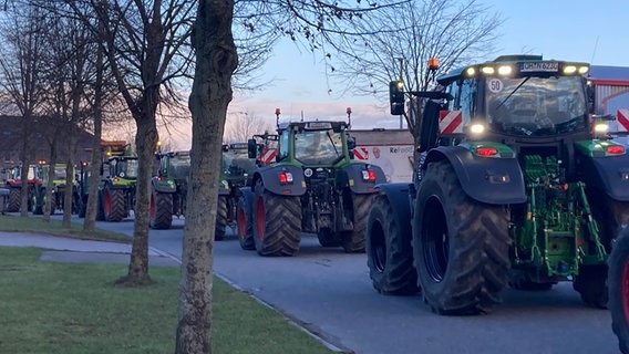 In Sirksdorf demonstrieren Landwirte mit ihren Traktoren auf einer Straße. © NDR Foto: Christiane Stauss