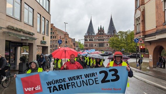 Demonstranten der Gewerkschaft verdi vor dem Holstentor in Lübeck. © NDR Foto: Phillip Kampke
