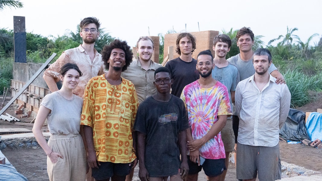 Lübecker Studierende bauen Häuser aus Lehm in Ghana NDR de