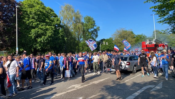 Die Fans von Holstein Kiel marschieren zum Stadion © NDR Foto: Andrea Schmidt