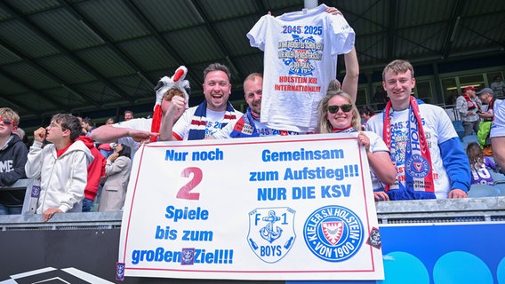Fans von Holstein Kiel mit einem T-Shirt Holstein Kiel international © imago images Foto: RHR-Foto