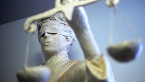 Die Statue Justitia ist in einem Amtsgericht zu sehen. © dpa Foto: Peter Steffen