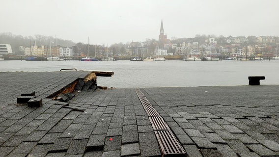 Der Flensburger Hafen bei Tag mit abgesackter Kaikante. © NDR Foto: Frank Goldenstein