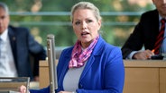 Doris von Sayn-Wittgenstein, an AfD politician, stands in front of a lectern. © dpa-Bildfunk Photo: Carsten Rehder / dpa