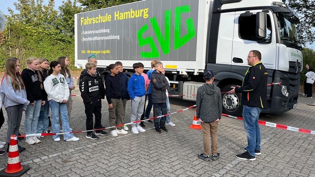 Raus aus dem toten Winkel Schüler bekommen Lkw Training NDR de