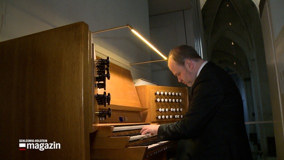 Ein Mann spielt auf der Lübecker Dom-Orgel. © NDR 