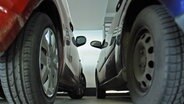 In a garage, two cars are close together © dpa picture alliance Photo: Daniel Naupold