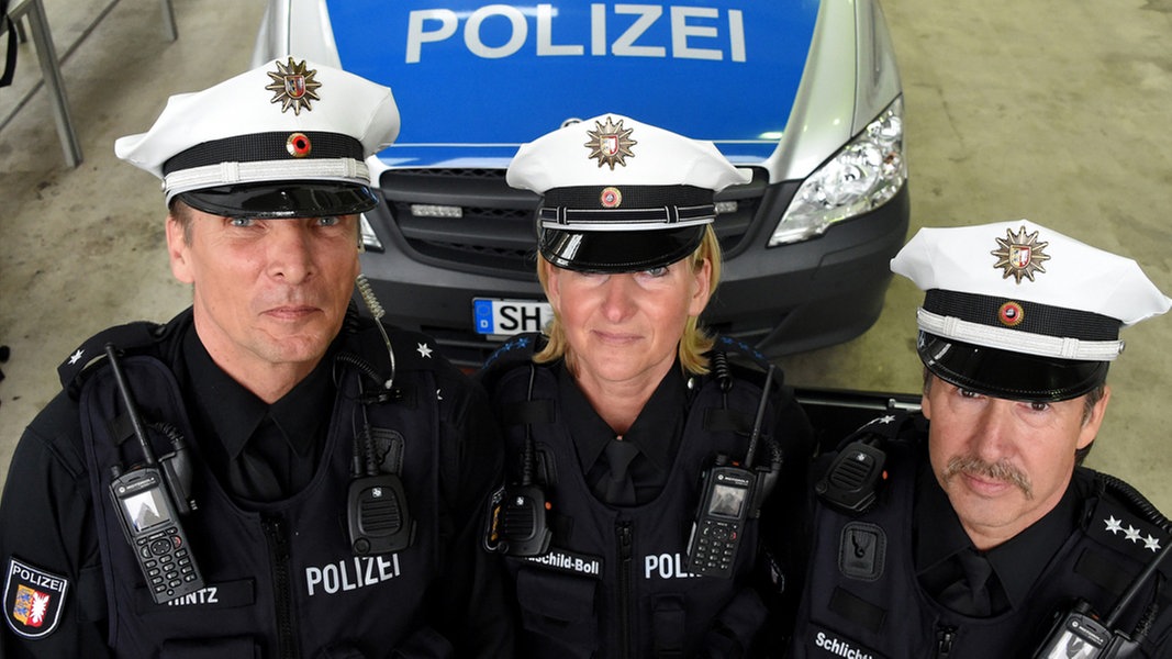 Weiß Statt Blau: Neue Mützen Für Polizisten | NDR.de - Nachrichten ...