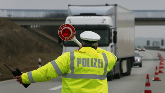 Mehr Lkw Kontrollen Polizei Mit Ergebnis Zufrieden Ndr De