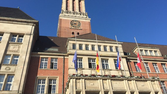 Die Fahnen vor dem Rathaus in Kiel wehen auf halbmast. © dpa Bildfunk Foto: Wolfgang Schmidt