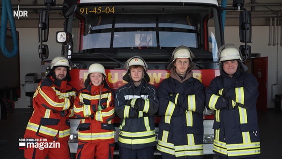 Eine Gruppe von neuen Mitgliedern der Freiwilligen Feuerwehr in Hörnum © NDR 