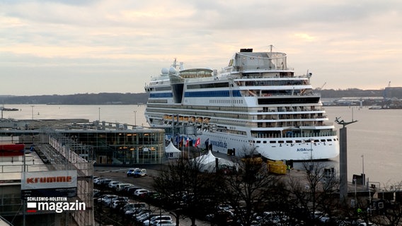 Ein Kreuzfahrtschiff liegt im Hafen von Kiel. © NDR 