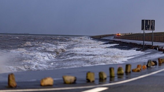 Hohe Wellen brechen sich an einem Fähranleger. © dpa-Bildfunk Foto: Axel Heimken
