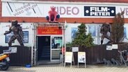   The entrance to "Film Peter", the last video library in Kiel. Along the entrance are some famous figures like Spiderman. © NDR Photographer: Christine Pilger "title =" The entrance to "Film Peter", the last video library in Kiel. Along the entrance are some famous figures like Spiderman. "Class =" img resize "/> </noscript>
</div>
<p class=