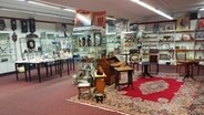   A room of rubbish and antiques at "Film Peter", the last video library in Kiel. © NDR Photographer: Christine Pilger "title = "A room of rubbish and antiques at" Film Peter ", the last video library in Kiel." Class = "img resize" /> </noscript>
</div>
<p class=