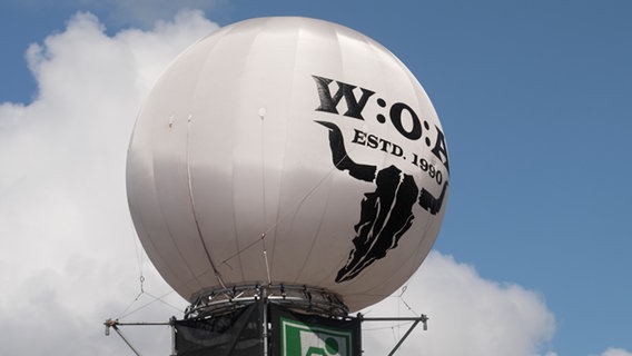 Auf einem Fesselballon ist das Logo des Wacken Open Air. © NDR Foto: NDR Screenshots