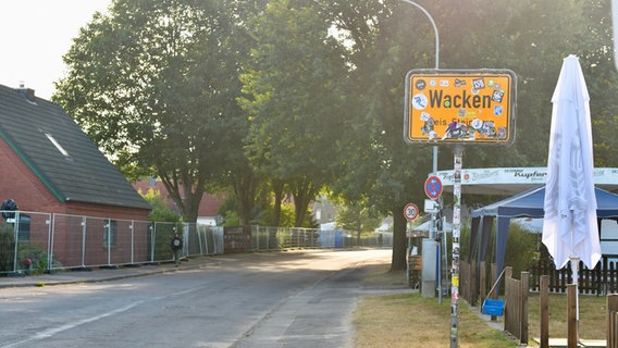 Wacken Festival Abreise Ortsschild © NDR Foto: Jörn Zahlmann