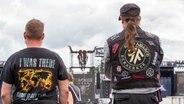 Zwei Metalfans stehen vor der Bühne © NDR Foto: Lena Storm