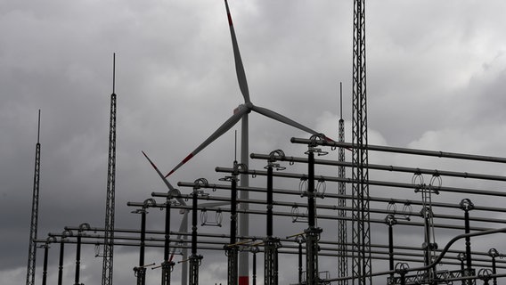 Windkraftanlagen sind in der Nähe von Medelby hinter einem Umspannwerk zu sehen. © dpa-Bildfunk Foto: Carsten Rehder