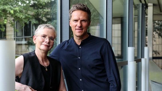 Petra Bahr und Arne-Torben Voigts schauen in die Kamera. © NDR Foto: Luisa Müller