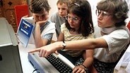 Teenagers try a C64 in a department store in the 80s © dpa 