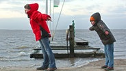Jannis und Andre stemmen sich am Freitag (01.02.2008) am Strand from Dangast gegen den Wind. Der Deutsche Wetterdienst fuer die KÃ¼stenregion warnt vor weiteren orkanartigen BÃ¶en. © Carmen Jaspersen / dpa - Report 