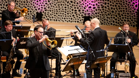 Die NDR Bigband spielt im Rahmen des NDR Festivals "Kosmos Bartók" das zweite Konzert in der Elbphilharmonie. © NDR/Andy Spyra Foto: Andy Spyra