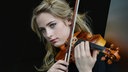 Mariella Haubs im Porträt mit ihrer Geige © Dorothee Falke .