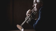 Der Trompeter Håkan Hardenberger im Porträt mit Instrument © NDR Foto: Marco Borggreve