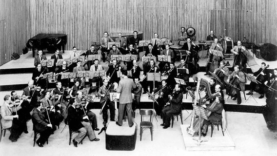 Das Orchester des Senders Hannover bei der Probe mit Chefdirigent Willy Steiner auf der Bühne des Kleinen Sendesaals im NDR Hannover. Foto von 1952. © NDR 