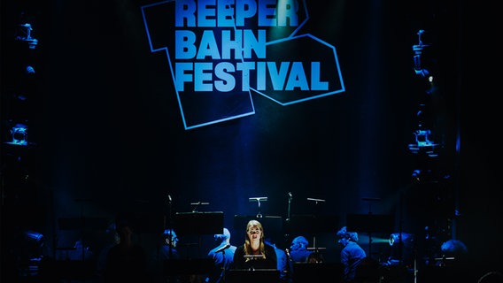 NDR Vokalensemble mit Elektrokünstler Stimming beim Konzert (Reeperbahn Festival 2023) © NDR / David Lössl 