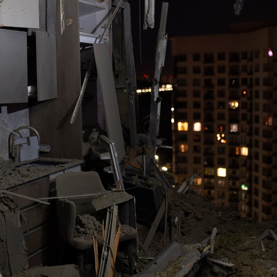 Eine beschädigte Wohnung nach russischen Luftangriffen auf die Hauptstadt. © dpa-Bildfunk Foto: Jae C. Hong