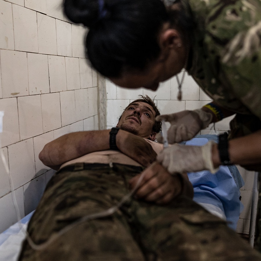 Sanitäterin der ukrainischen Armee behandelt verwundeten ukrainische Soldaten. © picture alliance Foto: Diego Herrera Carcedo