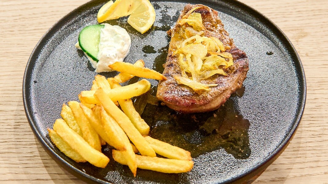 Gegrillte Rinderleber Mit Schmelzzwiebeln Und Pommes Frites NDR De