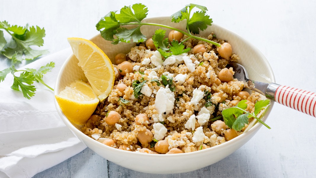 Quinoa Salat Mit Kichererbsen Und Feta Ndr De Ratgeber Kochen