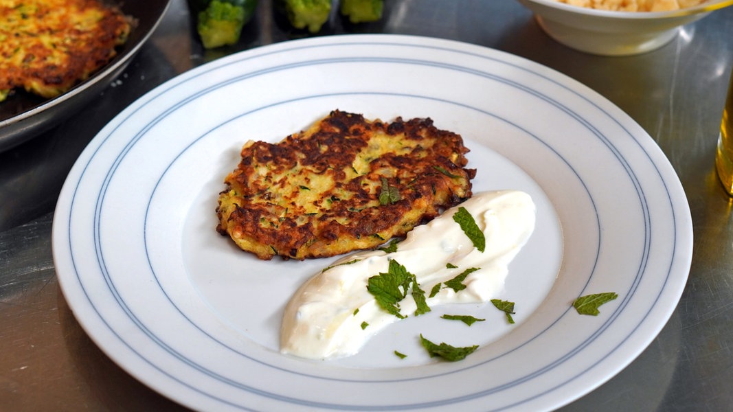 Zucchini Puffer Mit Joghurt Dip NDR De Ratgeber Kochen Rezepte