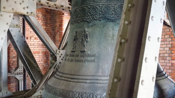 Glocke in der Hauptkirche St. Petri in Hamburg. © NDR Foto: Anja Deuble