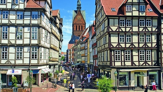 Fachwerkhäuser und der Turm der Marktkirche in der Altstadt von Hannover © HMTG Foto: Martin Kirchner