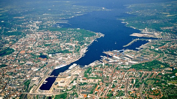 Luftaufnahme von Kiel und der Kieler Förde. © Landeshauptstadt Kiel/Wolfgang Okon 