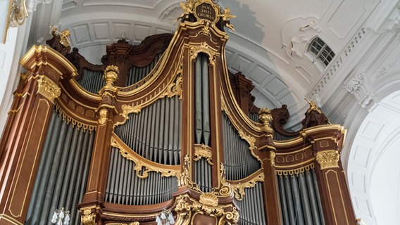 Blick auf die Steinmeyer-Orgel in der Westempore der Hamburger Hauptkirche St. Michaelis. © NDR Foto: Anja Deuble