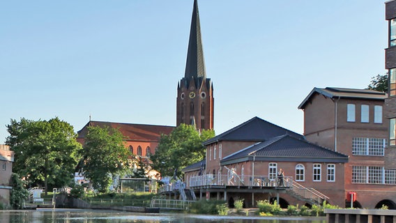 Hafen und St.-Petri-Kirche in Buxtehude © Stadt Buxtehude Foto: Arnold Deibele