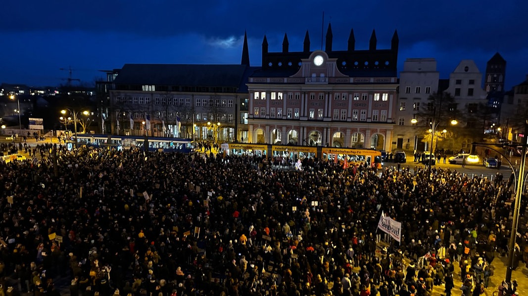 Rostock Menschen Bei Demo Gegen Rechtsextremismus Ndr De